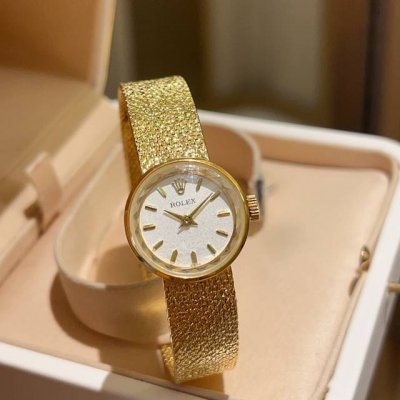 Rolex劳力士 1950年的Precision系列 是那个时期蕞的万花筒款式 立体切割表盘 犹如一颗闪耀钻石糖般闪耀夺目 将传统视觉艺术与现代艺术完美融合 赋