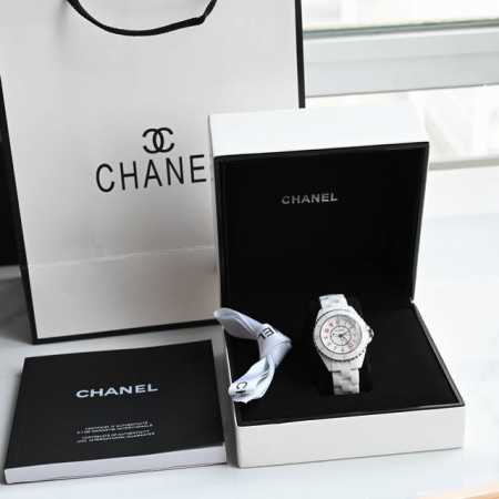 Chanel 作为最有代表性的腕表之一！这几年j12的势头真的是越来越火，买表最重要的就是腕表的颜值，天天都要戴的一块表如果不好看那可不行显然j12是很多人心目 - 点击图像关闭