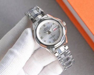 赶快 表 达你的爱意 新款钨钢劳力士Rolex情侣款来袭 最新热浪劲推，采用钨钢材质搭配316精钢，品质更加高贵，手感更加冰凉舒适！蓝宝石严谨要求，使客户放心佩