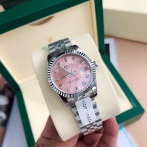 日志型，表盘尺寸31Mm，秀而不媚，恒久雅优！适合女生的大气上档次风格！日志型系列是经典腕表的典范，是永不过时，经典中的经典款。原版定制高货！装载瑞士机芯，终身