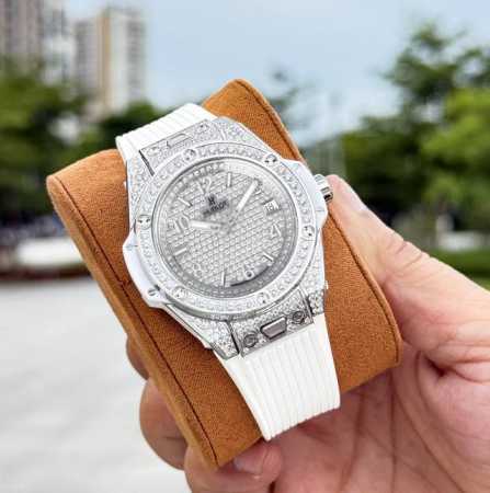 钻圈 -满钻光面2150 金+50 字面满钻 -彩色钻2410 金+50 Ms Factory匠心出品 天生浪漫，尽展魅力 宇舶 恒宝 Big Bang“一键式 - 点击图像关闭
