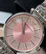 阿玛尼满天星手表在灯光底下光芒四射的样子 #手表 戴在手上真的没让人失望 中间 镶嵌着许许多多的奥地利水晶 光照下闪闪亮 Bulingbuling的 就好像被太