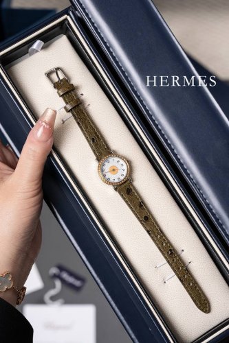 幸运女神 款，独家鸵鸟皮 Hermes爱马仕金币麻花表中古表， 来自1994年的它，拥有一个别称为“金币” 人们喜欢投掷金币获得好运，希望得到幸运女神眷顾，这枚