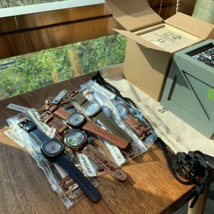 支持香港、美国直邮 七个星期五这个牌子我就不做过多的介绍了 毕竟已经火了很久了 但是有一点需要给大家普及下 就是它的设计生产过程 大体分为三部分 1 外观设计