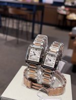 卡地亚 英国坦克 系列 DDD Tank Anglaise系列经典力作 DDD 在卡地亚创造的众多经典款式中，Tank腕表绝对是“经典中的经典”它出现在无数王室