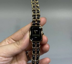 迷人的旧时光 小香中古风方糖手表 质感高级还带着从容感 可盐可甜的法式情怀是这款手表的关键词。