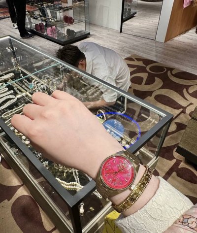 西太后火龙果粉金实物太美啦[偷笑R]感觉自己的劳力士日志都不香了！金色表带颜色不夸张，是淡淡的金色非常显白又能凸显表盘的张扬