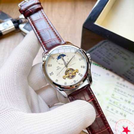 白 ，间金150 品牌:欧米茄--Omega，新款火热来袭，男士机械腕表。采用镂空大飞轮设计，矿物质高清玻璃镜片。全自动机械机芯，走时稳定。表带：进口小牛皮表带 - 点击图像关闭