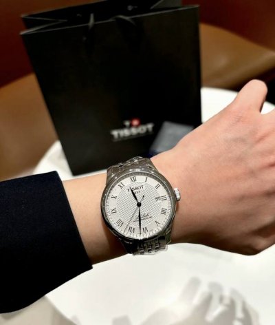 天梭力洛克经典款实测封神！ 姐妹们听我一句劝！送男生礼物真的不能只看球鞋和键盘！今年纪念日盲狙了天梭力洛克男表，男票戴上直接帅出新高度！！ 实物比网图高级100