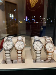陶瓷 金+20钻30 浪琴女士腕表 进口石英机芯 316L精钢表壳 精钢表带 直径32Mm厚8Mm该款腕表备受女性喜爱，在不同的场合映耀着她们各自的独特个性与迷