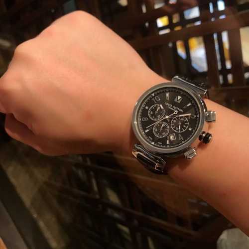 Lv Lv路易威登，搭配Tambour 一贯的圆形表壳，让整体戴起来更有层次感，而且表壳的侧面镌刻有品牌标识“Louis Vuitton”的12个字母纹样，表壳