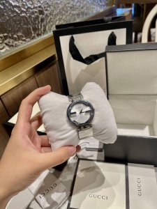 360手表钢带款腕表 表盘直径29Mm-37Mm瑞士进口朗达石英机芯。316L精钢材质，表盘采用一个母贝的设计 Interloing 互扣腕表，明艳的色彩为 I