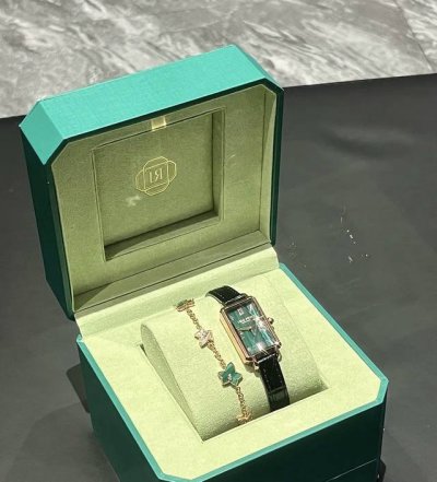 Lola Rose 这组直接焊在手上 谁懂啊！我的第一块轻奢表终于选好啦 小绿表叠戴同系列手链，细节控直接疯狂心动！ 这组合直接把“精致感”焊在手腕上！ 上课戴