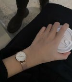 即使过了好几年，我还是觉得它不错 Dw是高中读书的时候和男朋友的第一支情侣表 即使过了好几年，还是觉得它在日常搭配中是很好的点缀。