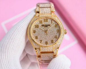 金白同价： 百达翡丽twenty～4系列7300雪花钻满天星闪爆登场。赠原装便携皮盒 表壳：36Mm一体式矩型表壳满镶351颗雪花正品一致 表圈及表耳：原装同步