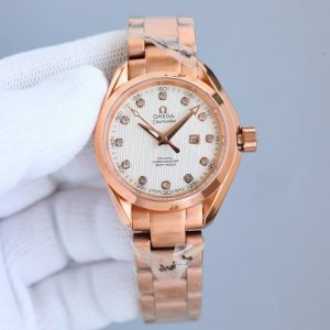 白钢 金 带钻加50 新款欧米茄海马女款，原装1比1，采用女款8520同轴机械机芯细节质量各方面更加完美，316精钢表壳表链，圆弧形双面防反光耐磨损蓝宝石水晶镜