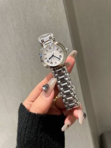 白 金 钻20 浪琴心月系列女士腕表， 正品一致 进口石英机芯，精钢圆形表壳，表径30.5Mm，抗磨损合成双卜蓝宝石玻璃 数据同步正品 ，A级深海白色珍珠母贝字
