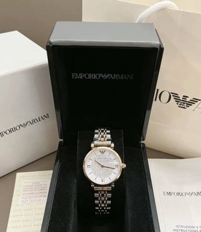 初入职场戴什么表？不得不说这款满天星太美啦，平时上班有表戴咯，特意试了一下工作装，还挺搭，很都市丽人哦～精致贵气，手表真是成为熟女的第一件武器，选一块低调奢华不