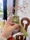 古驰 Gucci新款新款，Gucci Dive 系列腕表全新亮相，以潜水表为设计灵感，蜜蜂、星星 等元素点缀透明表盘，唤起本真记忆。 在可持续工艺的加持下，这款