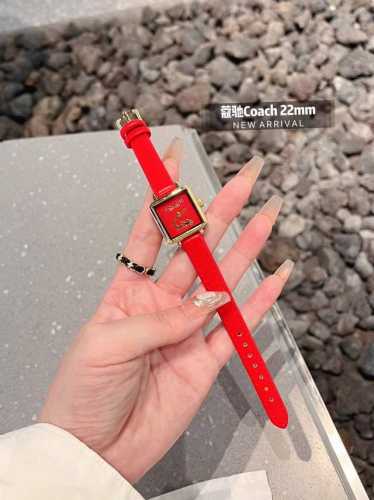 Coach 蔻驰cass系列茶玫瑰表盘小牛皮石英手表女表小方糖小方表。 机芯材质：石英机芯。 表带材质：进口小牛皮 网带 双按扣 表盘厚度：6.6Mm。 表盘尺