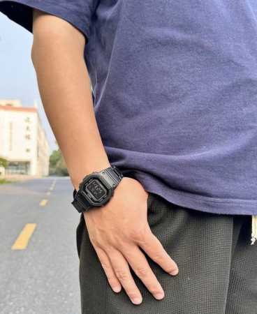 我之前买表总担心和衣服不搭， 直到选了这块卡西欧小方块Bc款。 黑棕配色特别百搭， 不管是 T 恤牛仔裤还是运动套装都能配。 塑钢表带质感不错， 戴着手不重。 - 点击图像关闭