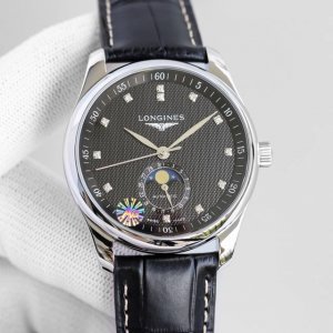 浪琴名匠系列L2.909.4.78.3月相腕表压轴登场！简约优雅尽显从容气度！ 表壳 1.腕表尺寸40X12毫米。细节一丝不苟的还原名匠系列表壳独特的优雅精髓，