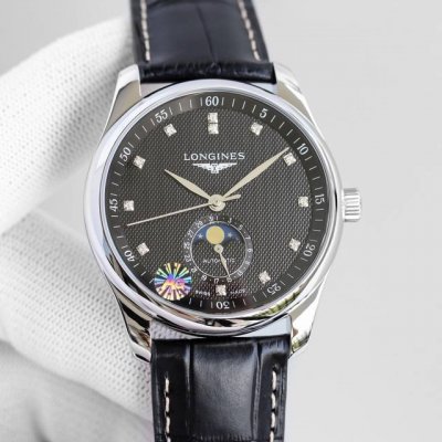 浪琴名匠系列L2.909.4.78.3月相腕表压轴登场！简约优雅尽显从容气度！ 表壳 1.腕表尺寸40X12毫米。细节一丝不苟的还原名匠系列表壳独特的优雅精髓，