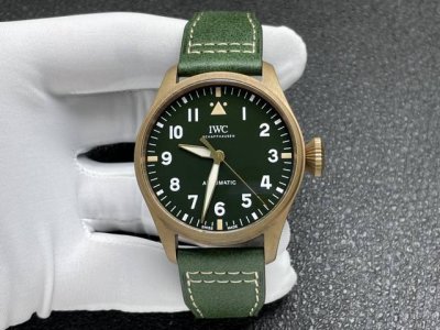 Iwc 万国 空中霸主 Ot5 大飞 大飞行员 系列。43Mm 狂野阳刚的设计，霸气侧漏。细腻温柔的工艺，炉火纯青。两者相辅---刚柔并济，虎啸猿啼。 表壳 采