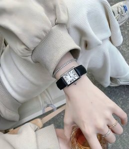 卡地亚坦克，和蓝气球一样，长期主义者偏爱的款式 白色表盘，简洁明了，罗马刻度复古又不失时尚感，每次看时间都是一种享受。 精钢表壳不仅坚固耐用，而且光泽度非常好，