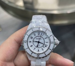 香奈儿J12白盘｜好价得 品牌:香奈儿 系列:J12系列 型号:H0968 材质:精钢 镜面:蓝宝石玻璃 表盖:密底 表扣:折叠扣 表径:33Mm 机芯类型:石