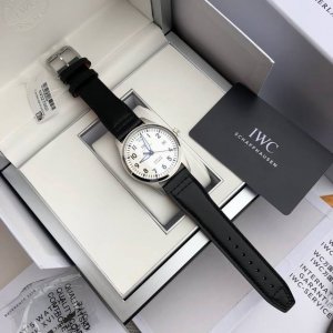 硬货！Iwc327002，万国飞行员马克十八传承腕表，采用原装瑞士Eta2892机芯，40Mm表径。独家渠道进口意大利Santoni牛皮，一条牛皮成本相当于市场