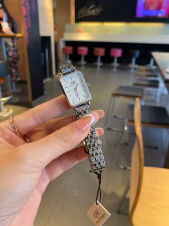 DW 种草小红书爆款～～ 新款推荐DW新款 ，表盘20mm×26mm～～石英手表！表盘厚度6mm纤薄！携手国际名模Kendall Jenner推出#DWClas - 点击图像关闭