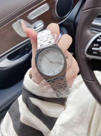 Gucci 古驰25H系列腕表 原版同步.尺寸38Mm30Mm， 流线型设计灵感源自当代建筑的流畅造型，采用轻薄多层表壳和五链节精钢表链，搭配品牌字母交织图案标 - 点击图像关闭