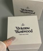 西太后介个火龙果色手表泰好看了叭 同时满足了我的少女心和女王心 实物到手是很有重量和质感的那种 搭配包装礼盒送人挺有排面的
