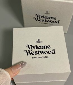 西太后介个火龙果色手表泰好看了叭 同时满足了我的少女心和女王心 实物到手是很有重量和质感的那种 搭配包装礼盒送人挺有排面的