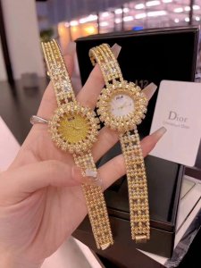 Dior迪奥新品la D De Dior系列高级珠宝腕表 全表镶嵌钻石 从表圈到表链 均以雪花镶嵌法铺镶钻石 通体雪白 仿若华服霓裳 迪奥称这款腕表的观感柔美气