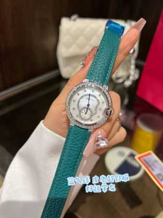 白 金 卡地亚 完美的治愈色 很气质的颜色，荔枝纹皮饱和度恰到好处，细腻的羊皮戴上手超级柔软舒适自然的奶油感，简直不要太小清新，关键是超显高档 卡地亚蓝气球镶钻 - 点击图像关闭