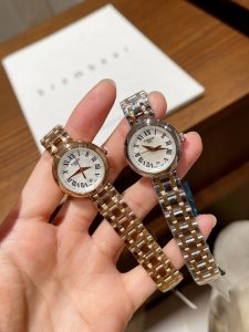 Tissot 天梭小美人 DDD 细节拉满 甜美营业中 DDD 今天也是Sweet Girl~ DDD 与天梭小美人系列一起 DDD 闪耀你的精致光芒 DDD