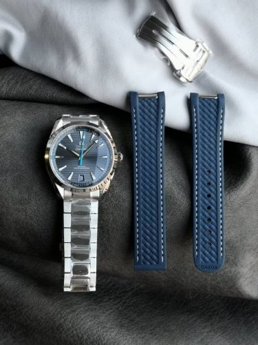 Vs限量发售：欧米茄海马 系列220.10.41.21.03 2腕表，精钢表壳表链，水平“柚木”纹理令灰色表盘尽显与众不同，设计灵感源自豪华游艇上的柚木甲板。6