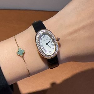 Cartier 卡地亚 Baignoire浴缸系列腕表，女神值得推荐的一款腕表！ 1典雅欧风浴缸形状，完美演绎卡地亚的经典美学，涌现腕表设计的焕新力量！ 2经典