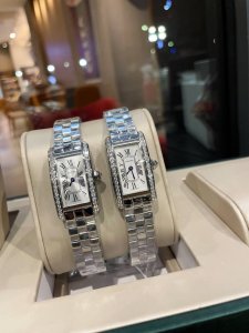 白 金390钻20 tankam Ricaine腕表 卡地亚美国坦克系列 小中号表款 进口石英机芯 316L精钢表壳 钢化水晶镜面 剑形蓝钢指针 鱼鳞钢带 三节