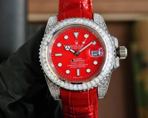 白壳 新品 劳力士顶级玩物毒货，不喜欢撞款街表水鬼的你，他绝对是你的知音。用劳力士最经典的潜航系列水鬼作为原型，经过圈口的二次改装，然后镶嵌顶级天然皓石，大闪亮