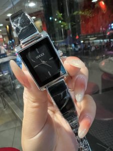 火爆款 Gucci 古奇 来袭此品牌是简约主义的典范，最大特色就是表盘设计，打破千篇一律，简单而富有变化和品味，突出个性是古驰手表给人的特别印象，在尊重个人风尚