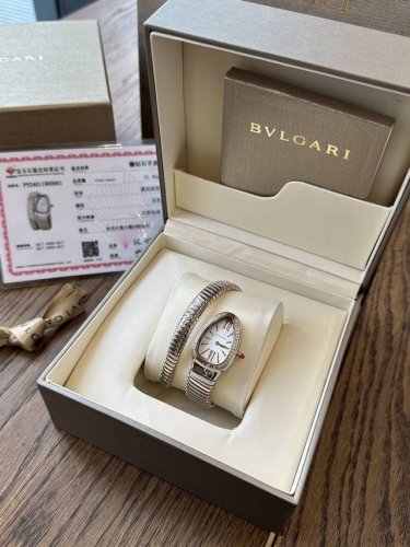 宝格蛇形经典，尺寸35Mm精致细腻的做工达到与互换的水平白富美专属蛇形手表绝对是宝格丽的独创产品，38颗Vs1.3真钻！属于宝格Li Serpenti系列。这种