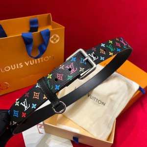 L家 新款腰带 时尚姐妹必入 官网爆款女士腰带来啦！原单品质 细节完美 Monog-Am帆布+头层牛皮 双面随心搭配 珠宝级金属搭扣 日常通勤约会都能Hold住