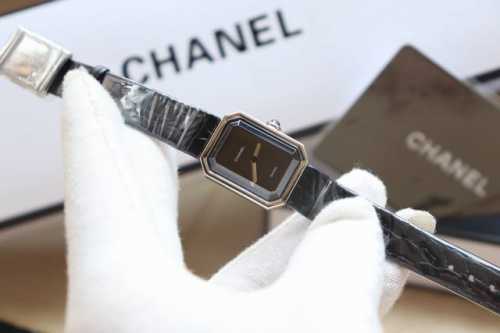 1040。香奈儿 Vintage Chanel Premiere 中古界首饰的扛把子、号称“中古第一表”“Chanel手表里的2.55”说他是“中古第一表”可不
