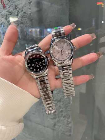 天呐 怎么这么好看！2023最新款古驰圣诞限量版 这款超美蜜蜂面腕表采用蓝色青金石表盘，蓝宝石防刮玻璃，搭配品牌标志性的cucci蜜蜂形状刻度，打造出众的g-T - 点击图像关闭