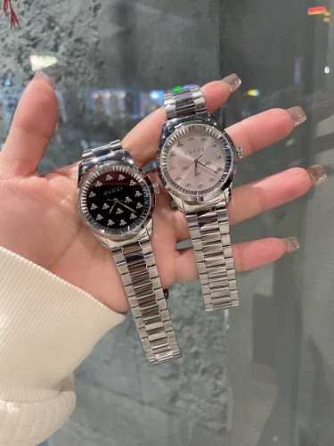 天呐 怎么这么好看！2023最新款古驰圣诞限量版 这款超美蜜蜂面腕表采用蓝色青金石表盘，蓝宝石防刮玻璃，搭配品牌标志性的cucci蜜蜂形状刻度，打造出众的g-T