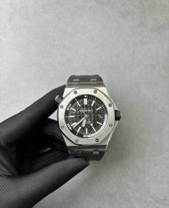 爱彼15710潜水之王！一体机芯，打造内在外在最强 1.表壳采用多次打磨，只为了棱角数据吻合，材质触摸感觉一致； 2.最强机芯夹板打磨，特调色18K玫瑰金自动托