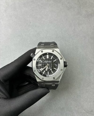 爱彼15710潜水之王！一体机芯，打造内在外在最强 1.表壳采用多次打磨，只为了棱角数据吻合，材质触摸感觉一致； 2.最强机芯夹板打磨，特调色18K玫瑰金自动托